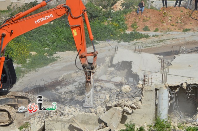 فيديو: قوات كبيرة ومُدججة بالدبابات والصواريخ تهدم اساسات بيت الشيخ غازي عيسى بحجة البناء في ارض المنهال ...